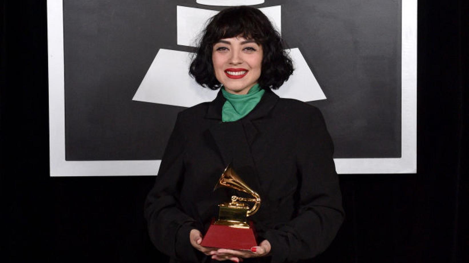 «En Chile torturan, violan y matan». El potente mensaje de Mon Laferte en la alfombra roja de los Grammy Latinos