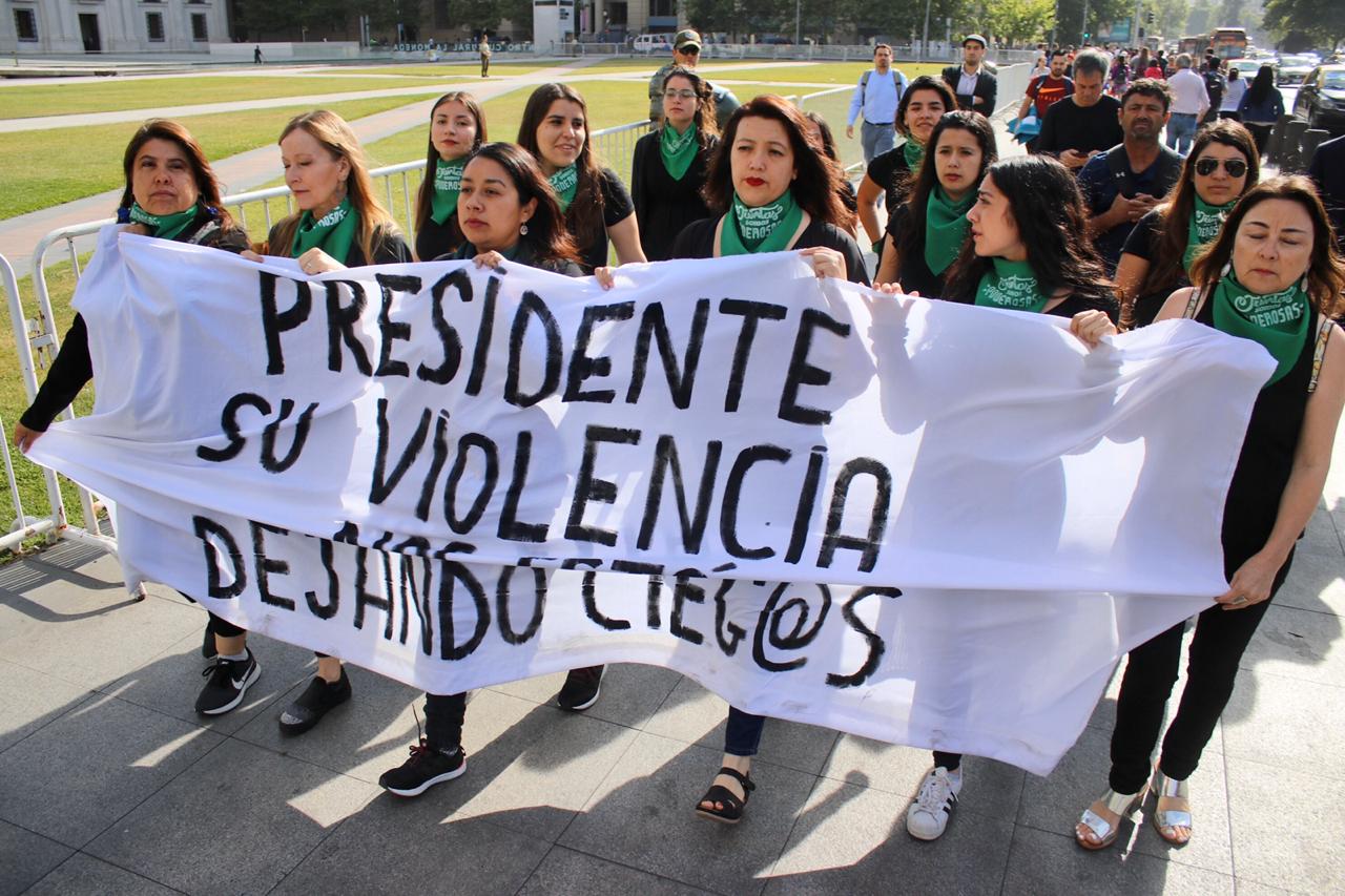 “Presidente, su violencia nos está dejando cieg@s”: Feministas protestaron frente a La Moneda