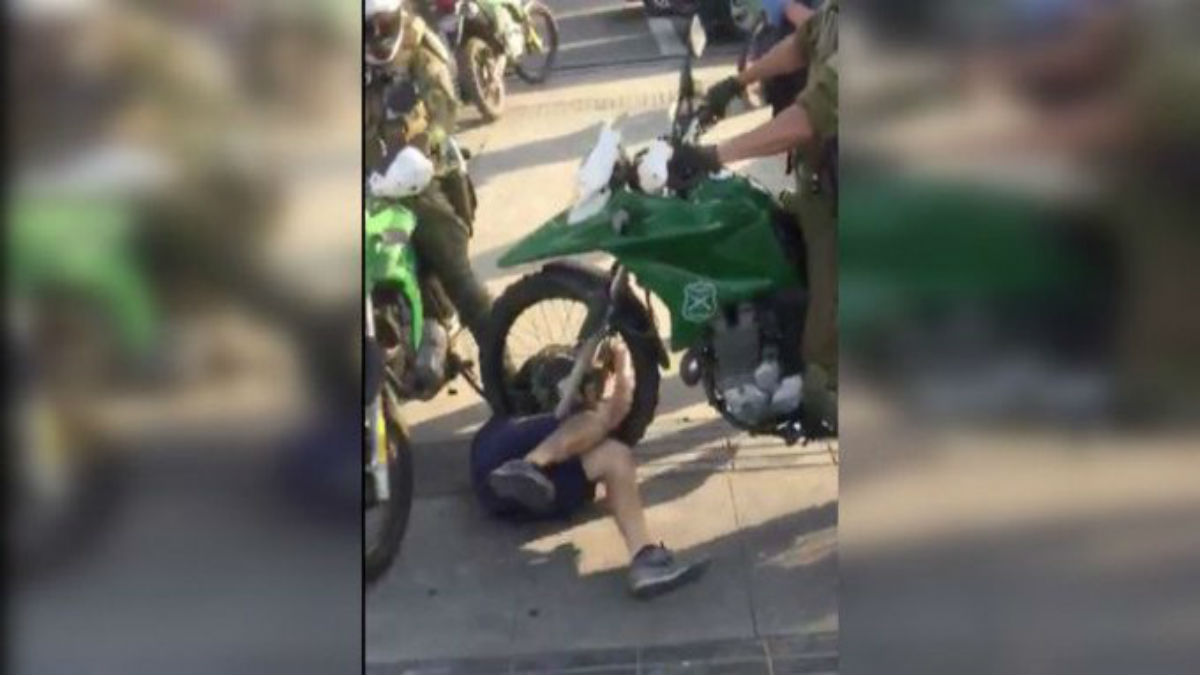 (Video) Abrupta actuación policial: un joven fue arrollado con una motocicleta en Viña del Mar