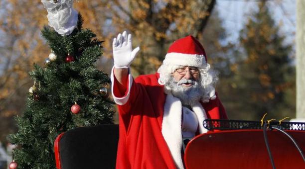 Un «Santa Claus» roba miles de dólares y los arroja en la calle gritando»Feliz Navidad»