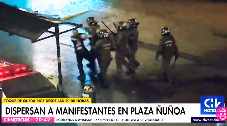 Este viernes formalizan a 12 carabineros que propinaron brutal golpiza a manifestante en Plaza Ñuñoa