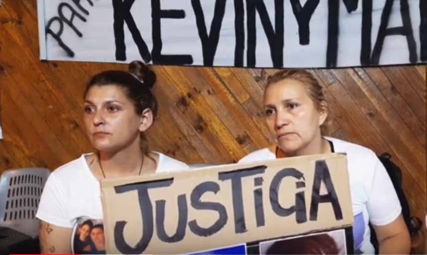 «Son presos políticos por no pensar como Piñera»: El drama que viven las familias de los adolescentes Kevin Uribe y Mauricio Soto