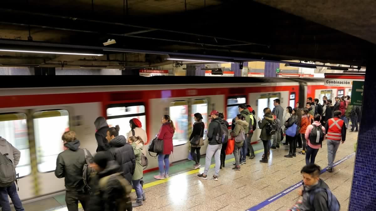 Solo por ir juntas: Denuncian a sujeto que hostigó y golpeó a pareja de mujeres en el Metro de Santiago