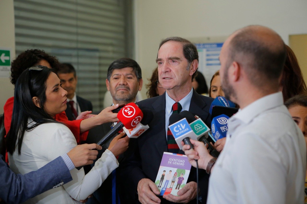 Joven rechazó saludo del ministro de Justicia y ocupó su mano para taparse uno de sus ojos