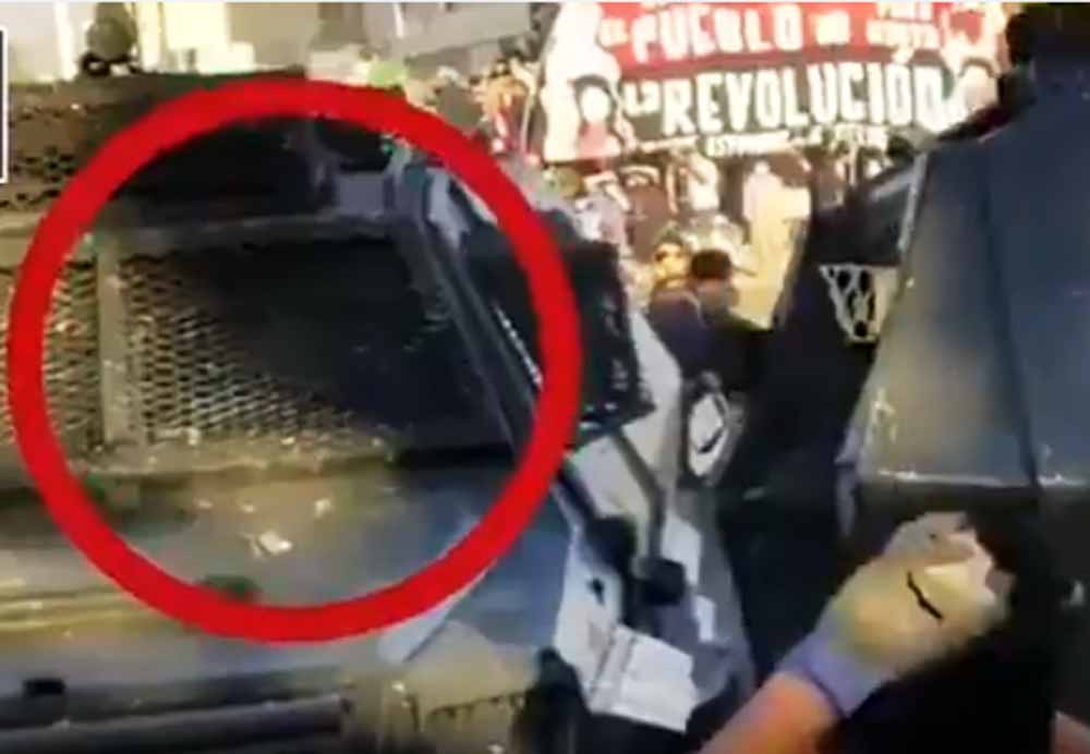 Atropello en Plaza de la Dignidad: Video desmiente foto que El Mercurio publicó en defensa de Carabineros