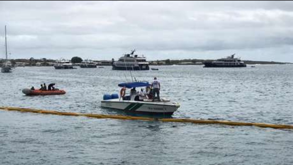 (Fotos y video) Ecuador decreta emergencia por derrame de combustible en las islas Galápagos