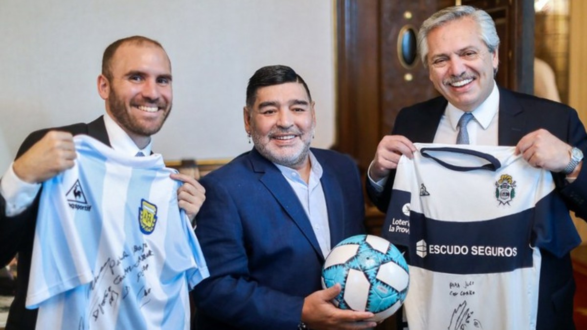Maradona se reúne con el presidente de Argentina y presenta proyecto social