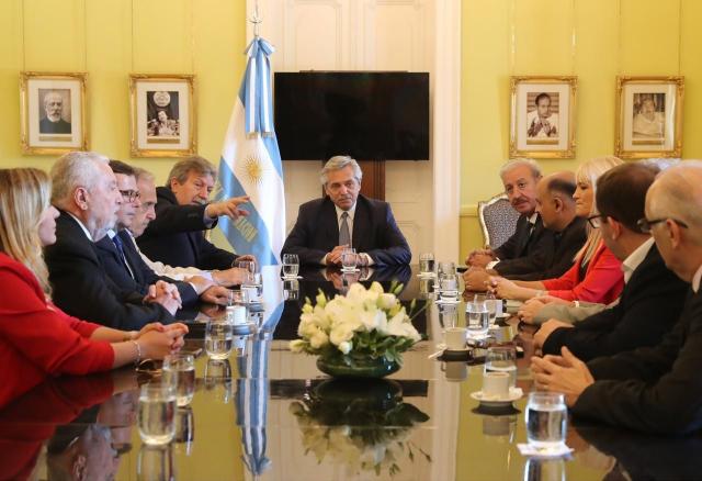 Gobierno argentino firmó un acuerdo con empresarios y gremios para superar la «fragilidad económica»