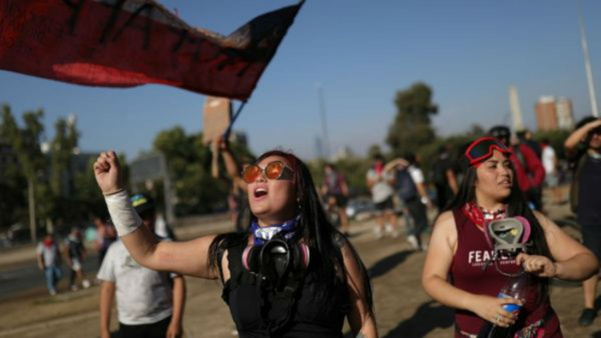 Carabineros detienen a integrantes de grupo feminista en Santiago