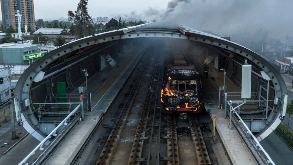 Fiscalía de Valparaíso despidió a un abogado por culpar a Carabineros de incendiar el metro