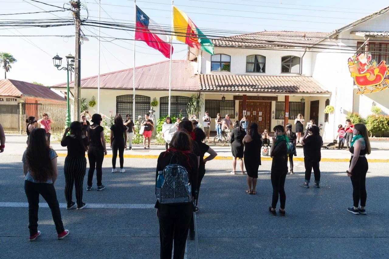 Mujeres de Hualqui realizan intervención “Un violador en tu camino” para denunciar a agresores en cargos públicos