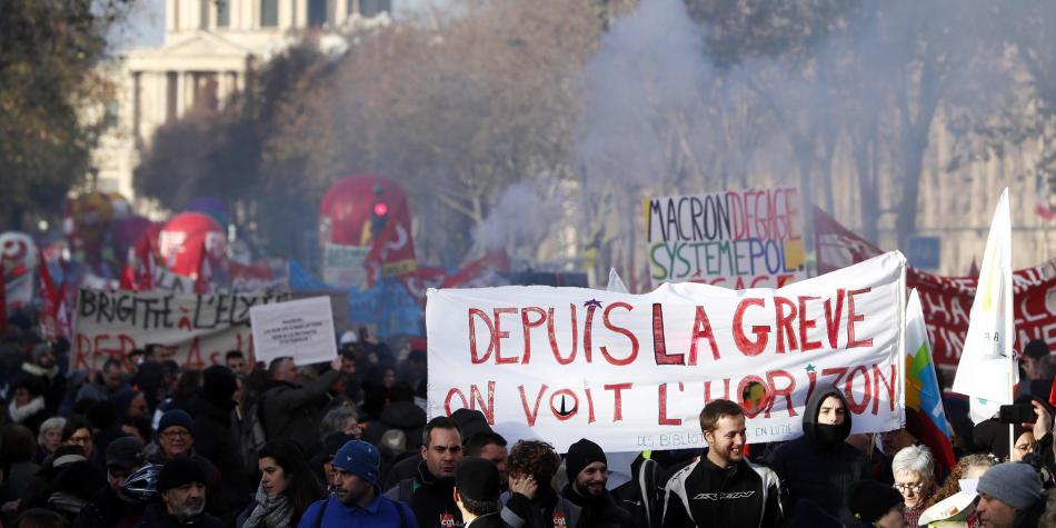 Pese a protestas, Macron insiste en que no retirará su proyecto de reforma de pensiones