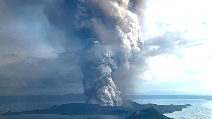 (+Video) Alerta en Filipinas tras erupción del volcán Taal