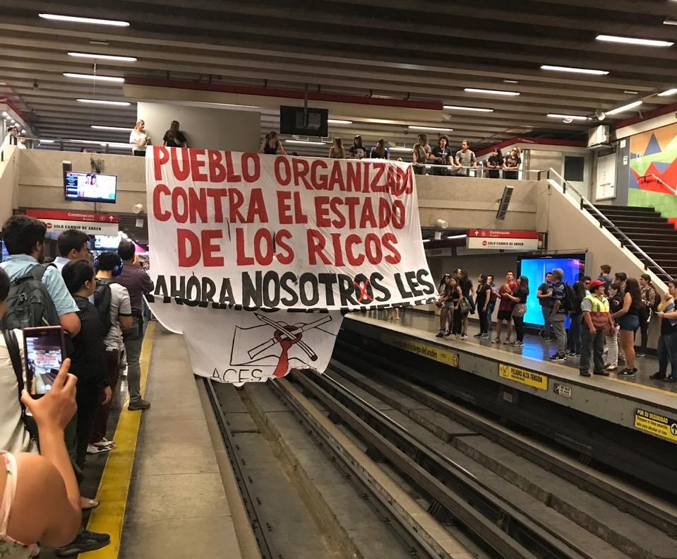 Con lienzo ACES bloquea paso de trenes en Los Leones y usuarios los ovacionan