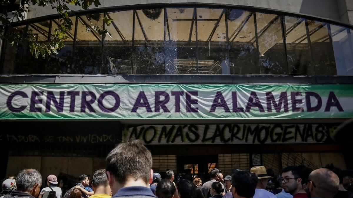 Santiago: Centro Arte Alameda presentó querella por incendio que destruyó sus instalaciones