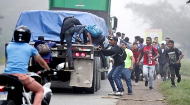 Cientos de migrantes hondureños salieron de su país rumbo a EE. UU.