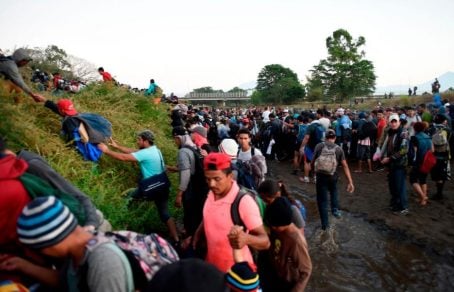 Pese a choques con la policía mexicana, migrantes centroamericanos continúan su marcha a EE. UU.