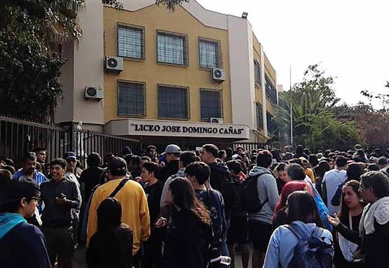 «Intenten concentrarse, ya llamamos a Carabineros»: La experiencia de los estudiantes obligados a rendir la PSU