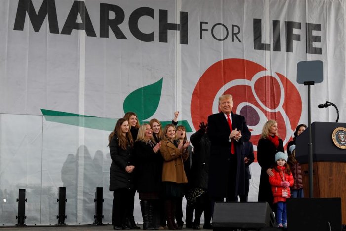 En la búsqueda de votos Trump participó en marcha anti aborto