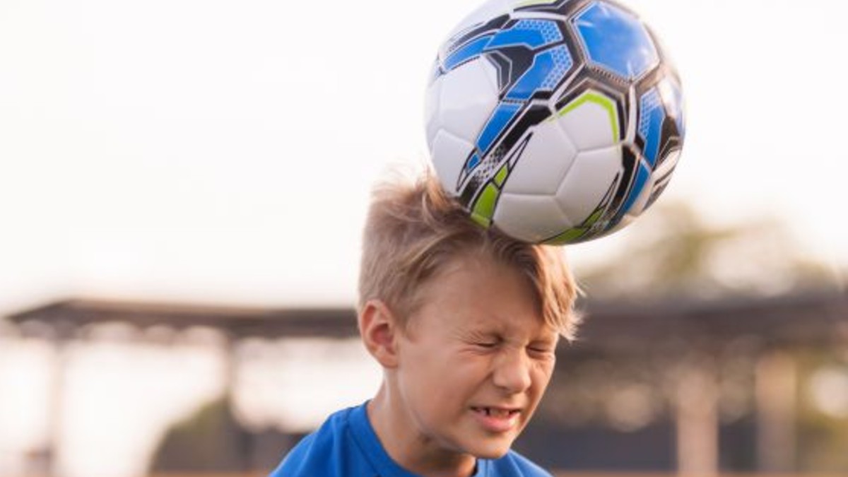 Escocia aspira prohibir a niños y niñas futbolistas cabecear balones