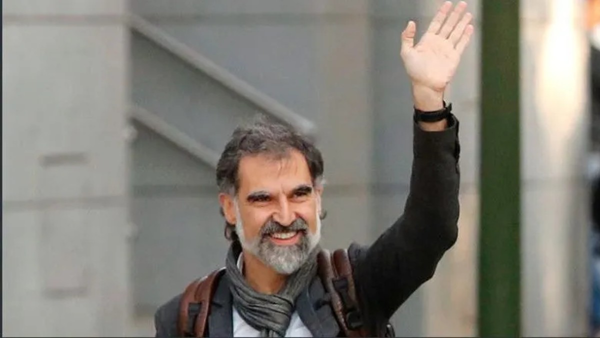 Líder independentista Jordi Cuixart sale de prisión con su primer permiso