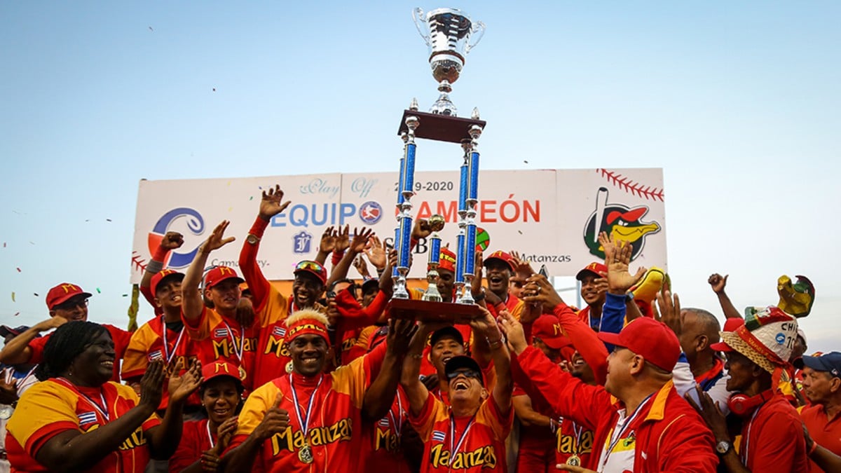 Presidente cubano felicita a campeones nacionales de béisbol
