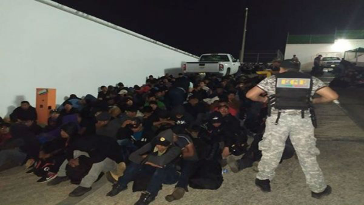 Rescatan a 292 migrantes centroamericanos en el sur de México