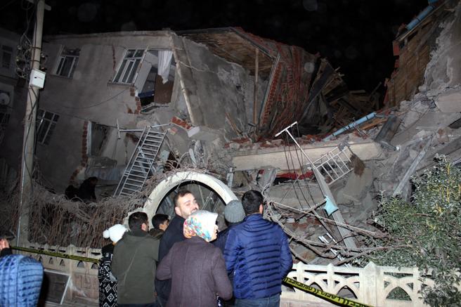 Fuerte terremoto estremece a Turquía y deja al menos 14 muertos