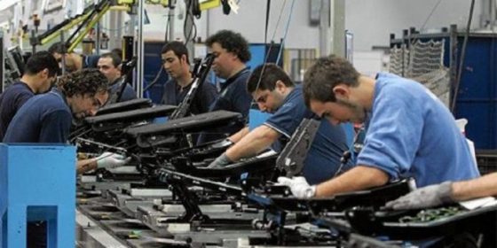 Gobierno de Argentina decreta aumento salarial para el sector privado