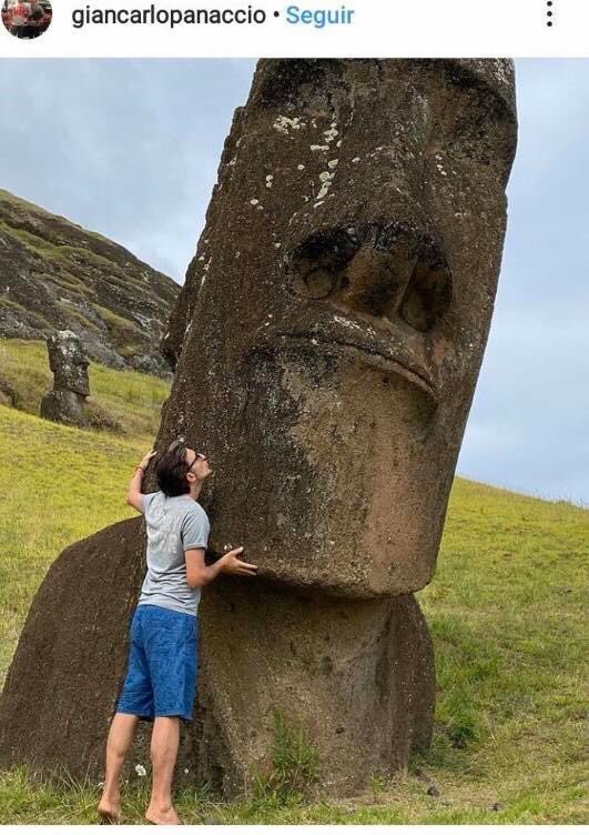 Rapa Nui: Municipio condena acción de turista que publicó fotos abrazando un Moai