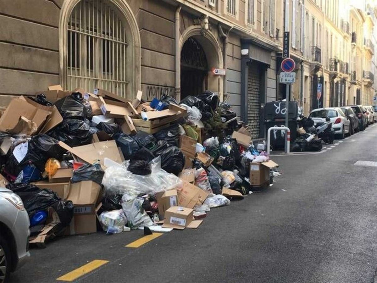 Se desbordan basureros en París por huelga de trabajadores del aseo