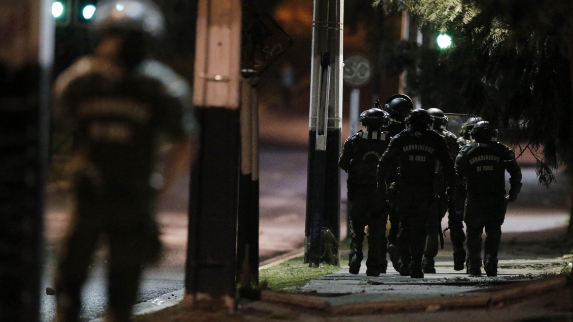 Cuatro menores de edad lesionados tras brutal represión en Santiago la noche de este viernes