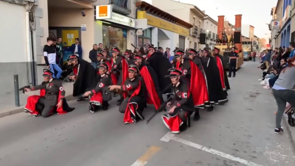 Denuncian banalización del holocausto judío en una comparsa durante carnaval de Manchego