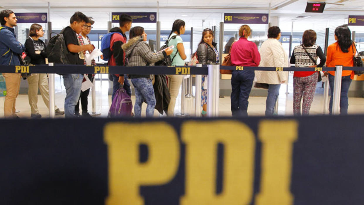 Dos detectives de la PDI fueron detenidos portando 9 kilos de cocaína en el Aeropuerto de Santiago