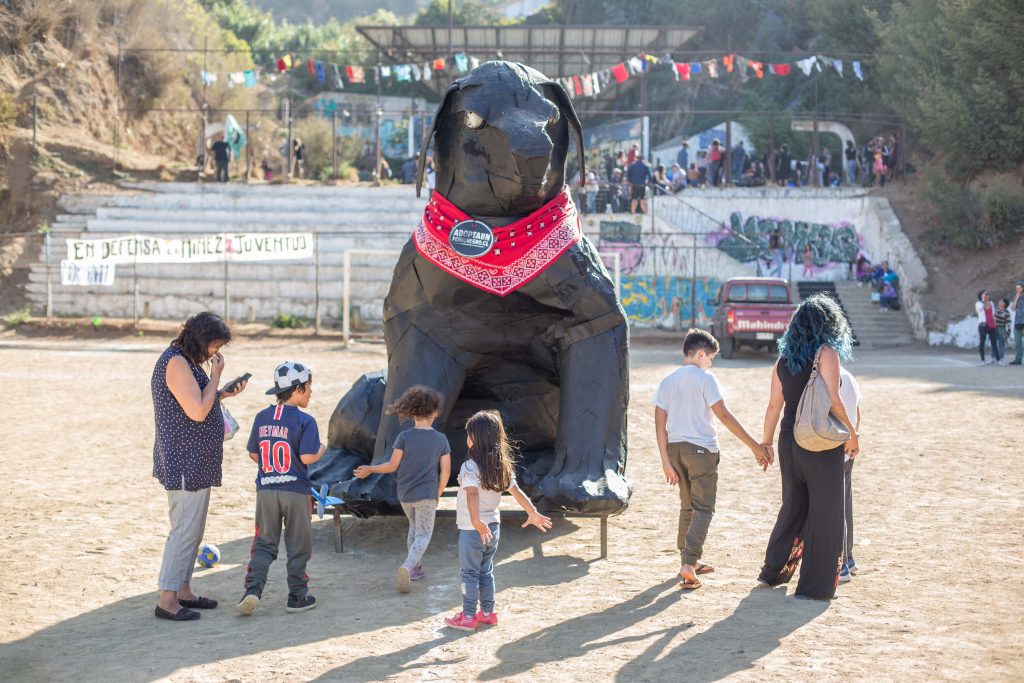 Negro Matapacos causa sensación en el carnaval anti festivalero de Valparaíso