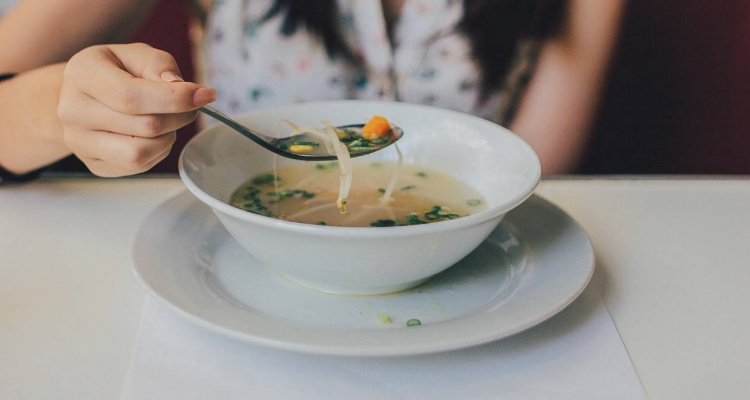 ¿Comer menos ayuda a detener el envejecimiento?