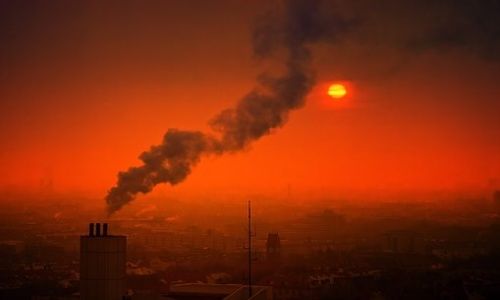 Riesgo de enfermedad renal crece en quienes viven en áreas con más contaminación del aire