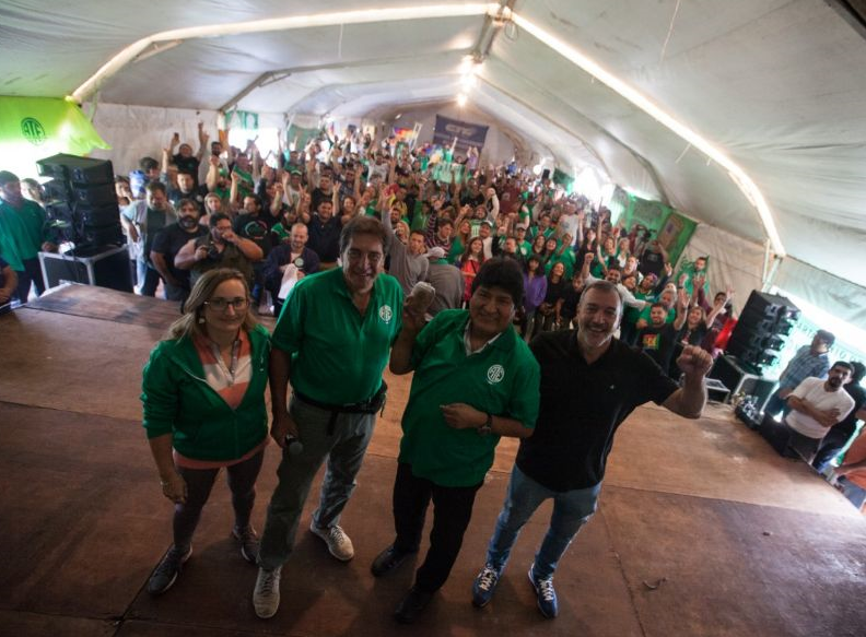 Jóvenes recibieron con euforia a Evo Morales