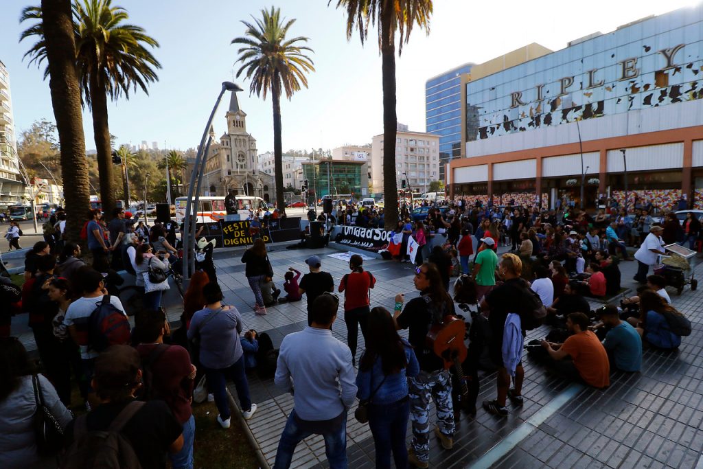 Anti-festival de Los Cerros y Festival por la Dignidad tomaron las calles de Viña