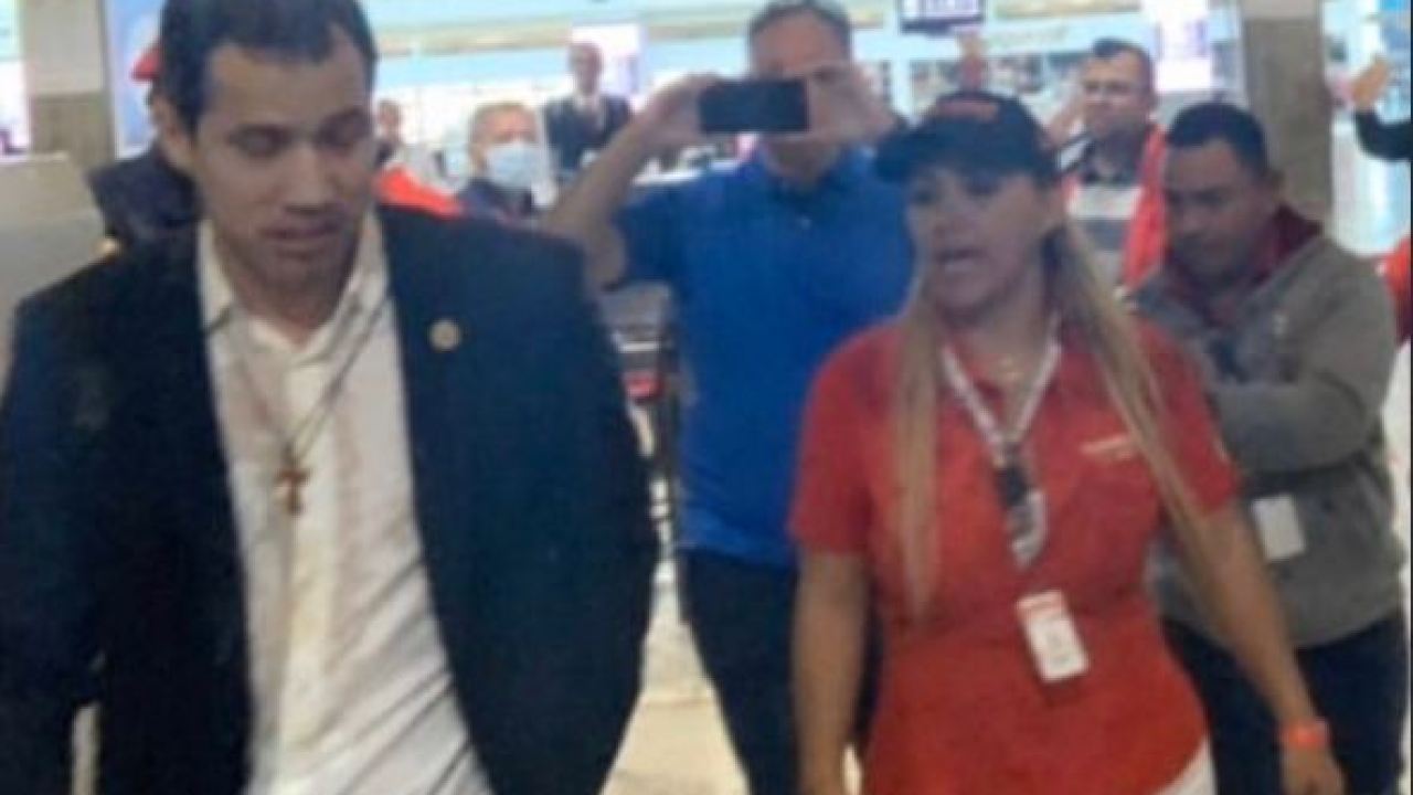 «¡Ya basta de sanciones!» Guaidó llega a Venezuela y el pueblo le reclama cese de la injerencia de EE. UU.