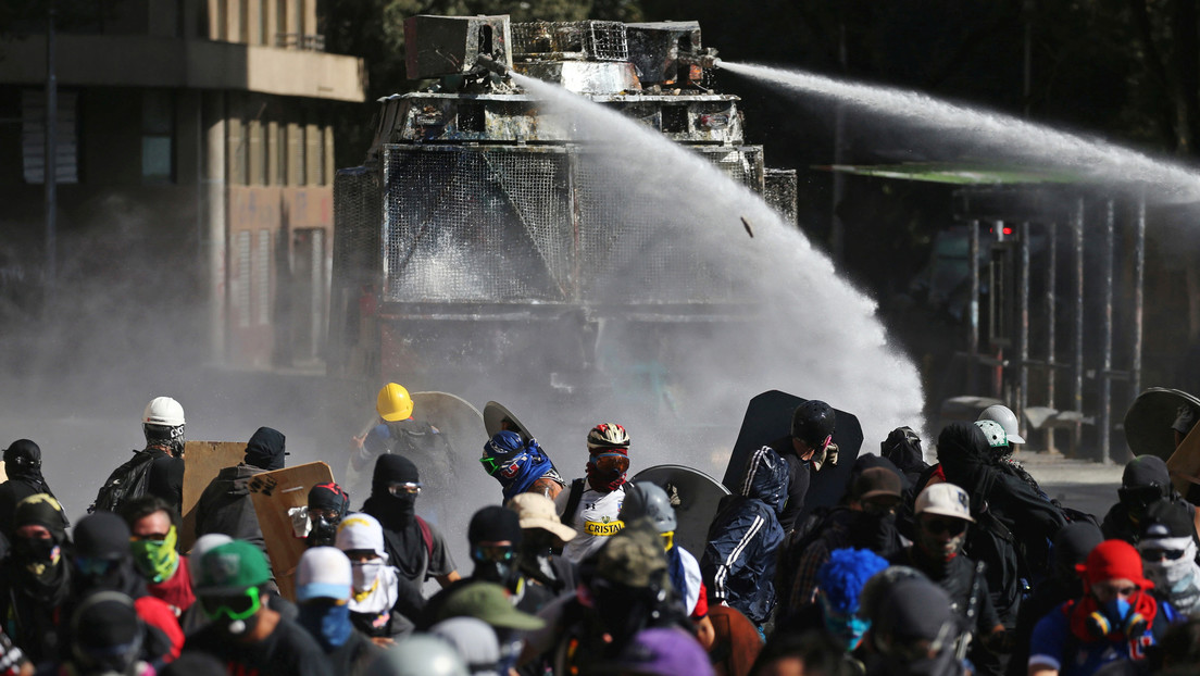 Represión de Carabineros e incendio en Vicuña Mackenna marcan protesta en Plaza de la Dignidad