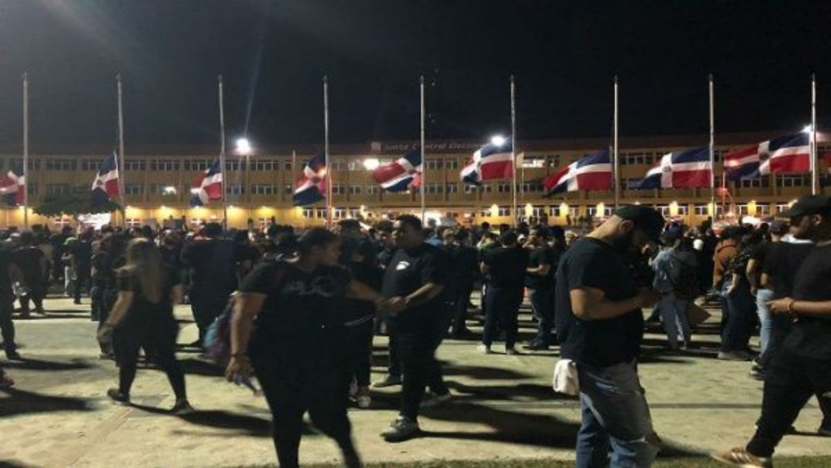 Continúan protestas en Dominicana tras suspensión de comicios