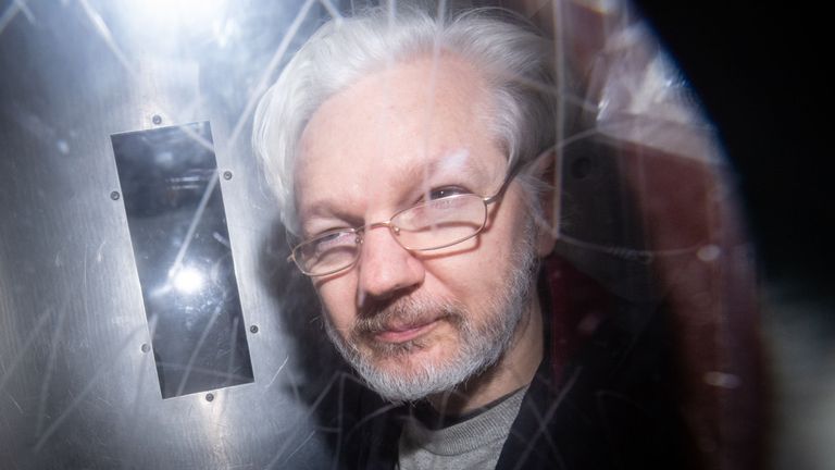 El móvil político domina el tercer día del juicio de extradición de Assange