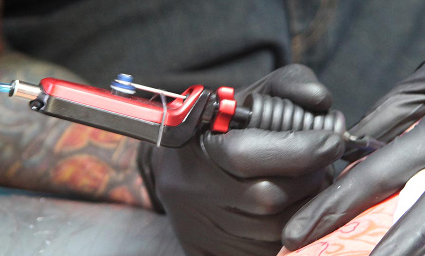 Estudio del Sernac detecta hongos y metales en tintas para tatuajes: Presentarán denuncia a la Justicia