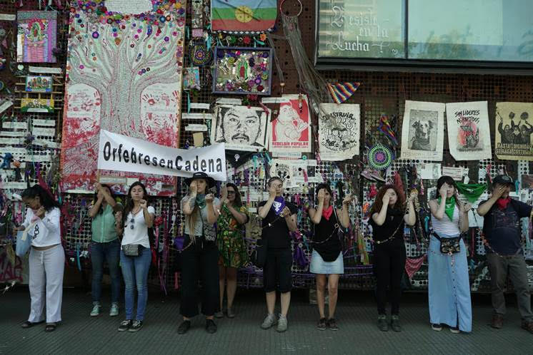 “Orfebres en cadena”: Obra contestataria del estallido social llega al Museo de la Memoria