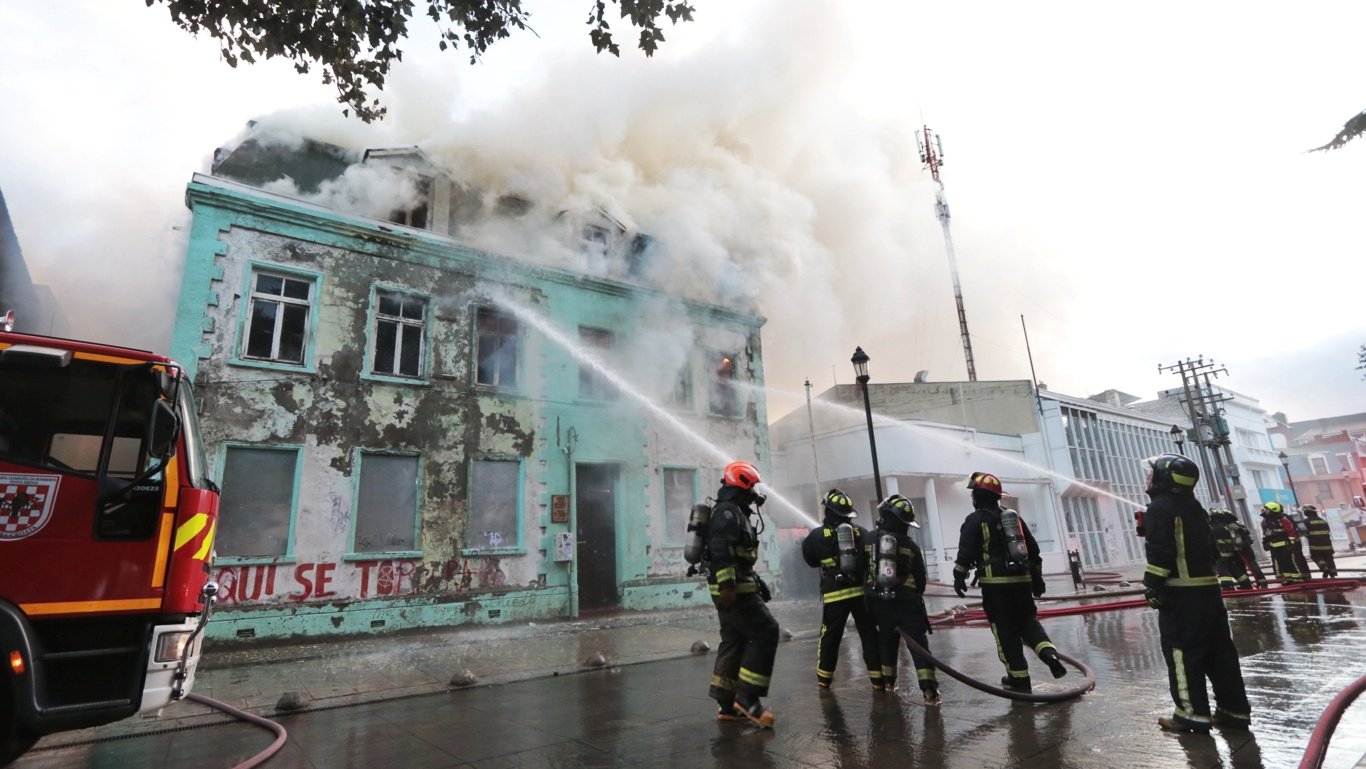 Se quemó la Casa de los Derechos Humanos de Punta Arenas: Incendio habría sido intencional