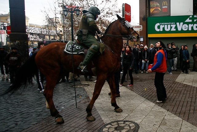 Proyecto de ley busca prohibir el uso de animales para reprimir protestas por parte de Carabineros