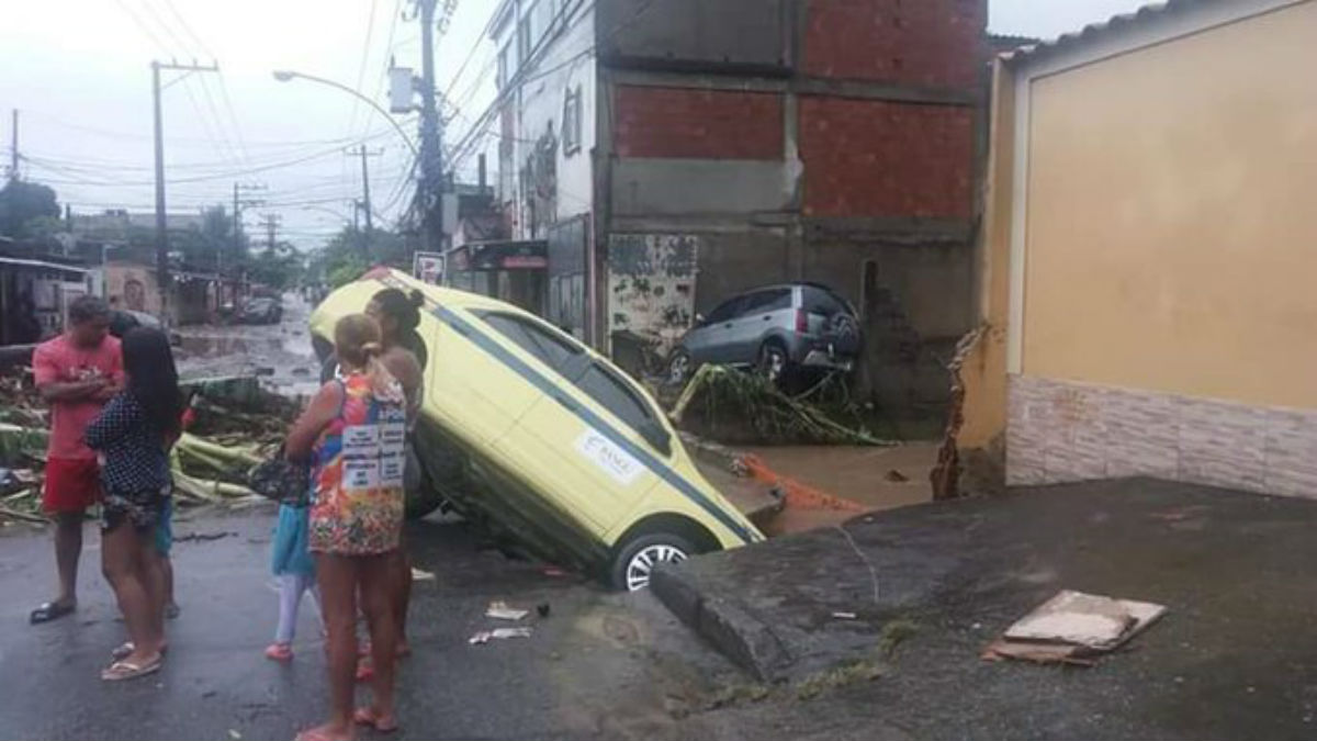 (Video) Intensas lluvias en Río de Janeiro dejan al menos cuatro muertos