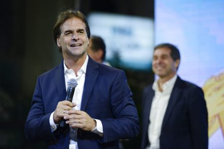 Presidente uruguayo recibirá este martes a la oposición para analizar crisis por coronavirus