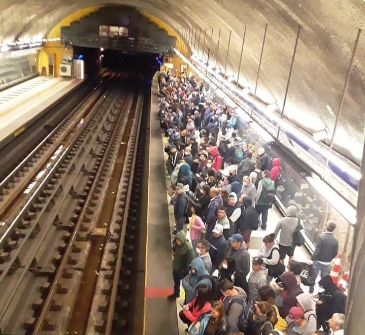 Aglomeraciones en el Metro refuerzan demanda ciudadana de una cuarentena obligatoria